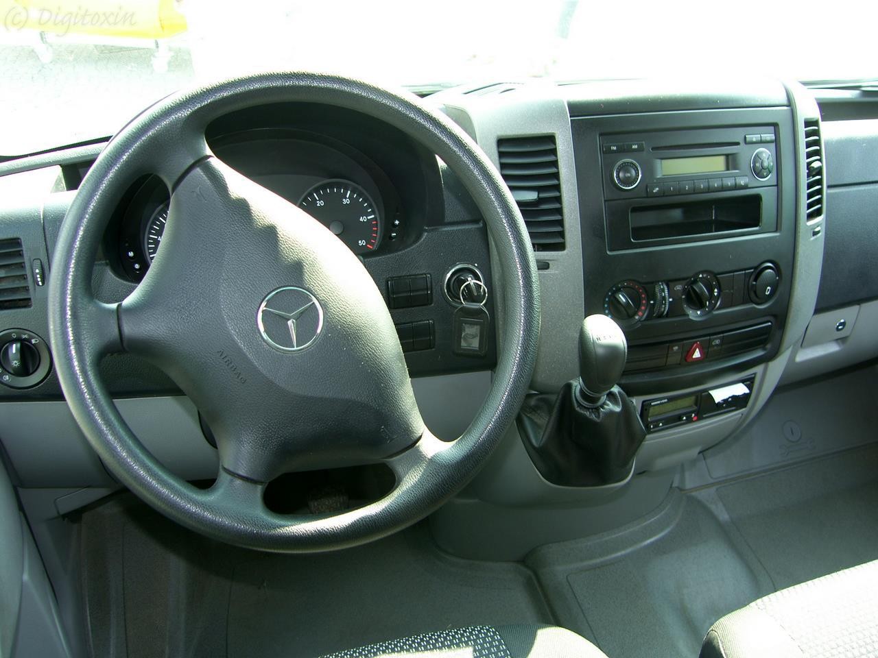 Супруги продали дом, чтобы купить Mercedes Sprinter, и вот что из него получилось